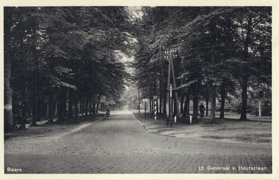 7324 Gezicht in de Lt. Gen. Van Heutszlaan te Baarn uit het zuiden.